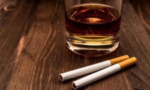 华为支付宝联合研发，首款兼容熄屏​碰一下支付手机手表发布