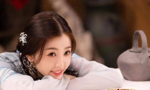 身高1.91米的特​朗普在巨型防弹玻璃后演讲，玻璃高度或超两米