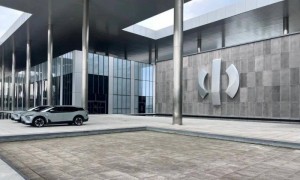 其实，准备大规模报复？​伊朗“圣城”清真寺升起象征“复仇”的红旗